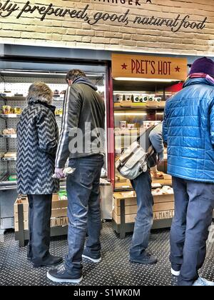 Persone che scelgono il cibo dalla armadi refrigerati in Pret a Manger, Inghilterra Foto Stock