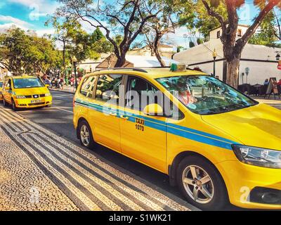 I taxi in attesa per i client di accodamento, in Avenida Arriaga, Funchal, Madeira, Portogallo Foto Stock