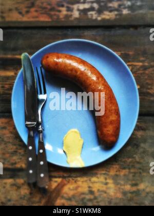 Il tedesco del nord specialty salsiccia Pinkel dalla città di Oldenburg su una piastra blu con mostarda Foto Stock