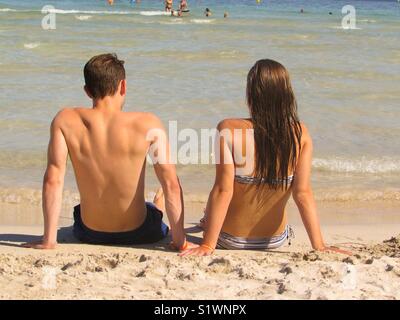 Giovane rilassante sulla spiaggia Foto Stock