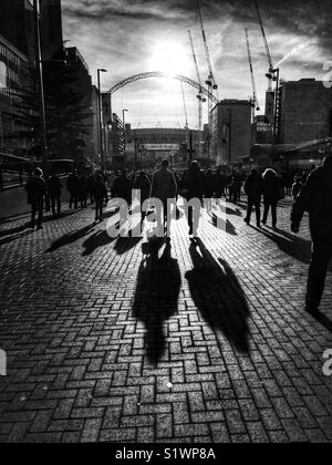 I tifosi di calcio a piedi in sun verso lo stadio di Wembley. Foto Stock