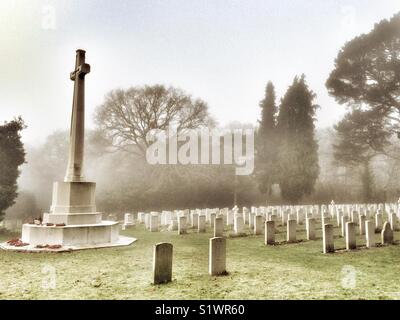 Il cimitero militare in una nebbiosa mattina inverno, Royal Victoria County Park, Netley, Hampshire, Inghilterra, Regno Unito Foto Stock