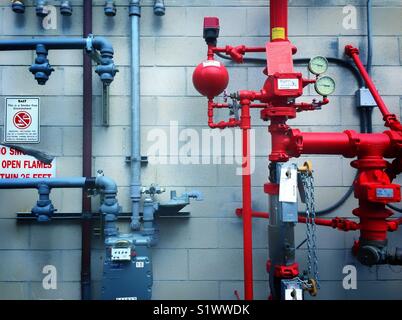 Il rosso e il blu contatori del gas Foto Stock