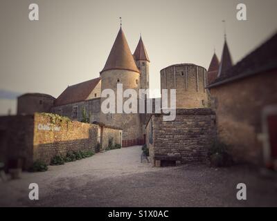 Castello medievale con tetti conici nel villaggio di Châteauneuf en Auxois, Cote D'Or, Borgogna Franche Comté, Francia Foto Stock