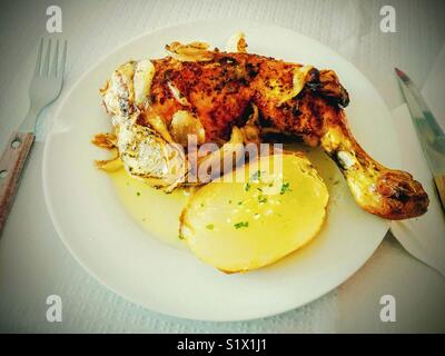 Pollo con patate. Foto Stock