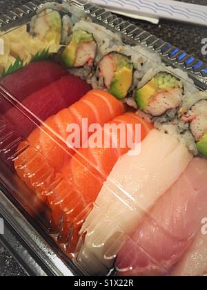 Plastica per andare contenitore per alimenti di pezzi di sushi e California roll, STATI UNITI D'AMERICA Foto Stock