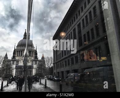 La Cattedrale di St Paul e si riflette in una finestra su Bread street, Inghilterra Foto Stock