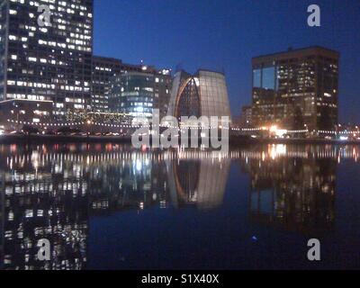 Cattedrale di Cristo la luce sul bordo del Lago Merritt a magic ora di Oakland, California, Stati Uniti d'America. Foto Stock