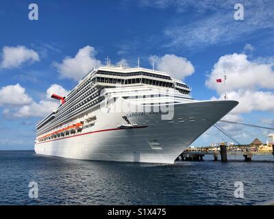 Libertà di Carnival Cruise nave ormeggiata in Cozumel Messico Cruise Port Foto Stock
