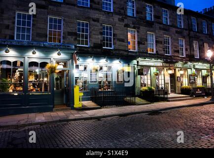 Accogliente pub su uno dei segreti per le stradine laterali nel centro di Edimburgo, Scozia, Regno Unito Foto Stock