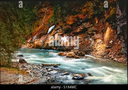 La cascata e Johnson Canyon nel Parco Nazionale di Banff, Alberta, Canada Foto Stock