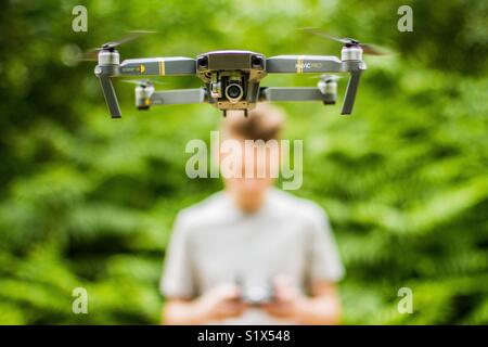 Drone in volo con controller in background Foto Stock