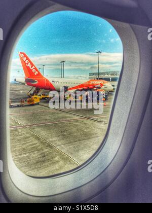 Vista attraverso la finestra di un aereo di un aereo EasyJet su asfalto, Funchal, Madeira, Portogallo Foto Stock