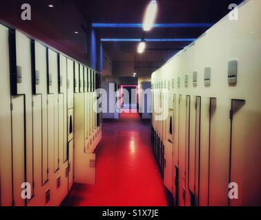 Empty Locker room di una piscina. Foto Stock