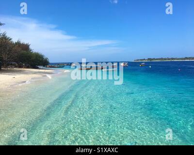 Paradise Island. Acque turchesi, sabbie bianche e blu del cielo. Foto Stock