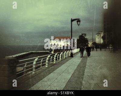 La gente che camminava sul lungomare, Ain el Mrayseh Beirut Libano - medio oriente Foto Stock