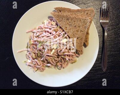 Angolo di alta vista sulla bavarese tradizionale salsiccia e formaggio insalata, grano intero pane, Baviera, Germania, Europa Foto Stock