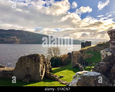 Una foto di Castello Urquhart affacciato sul lago di Loch Ness in Scozia, Regno Unito Foto Stock