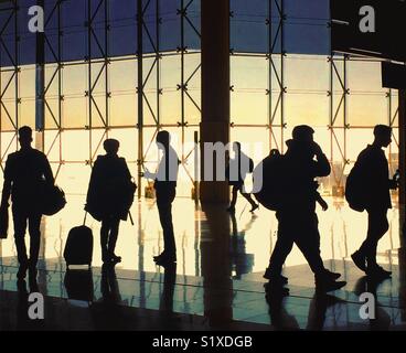 Occupato la scena dall'aeroporto di Barcellona El Prat Airport Terminal 2, mattino pendolari in silhouette, 2017 Foto Stock