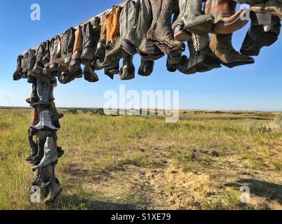 Stivali da cowboy inchiodati ad un posto nelle zone rurali di Saskatchewan, Canada. Foto Stock
