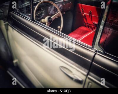 Interno di un Maggiolino Volkswagen vintage bicolore Foto Stock