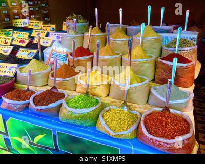 Erbe aromatiche, spezie e tisane disponibili per l'acquisto presso un mercato di strada in Goa, India Foto Stock