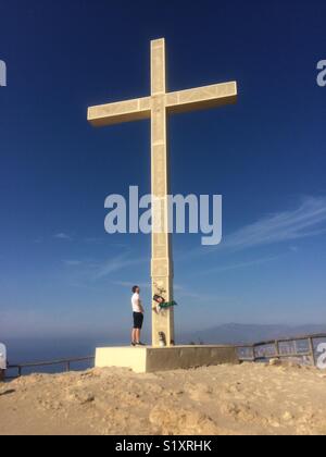 Guardando la Croce a Benidorm durante un memoriale Foto Stock