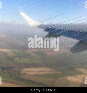 La formazione di condensa sulla finestra di un Embraer 195 aerei in volo Foto Stock