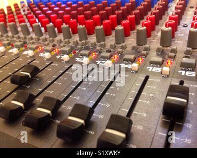 I suoni di una console di mixaggio Foto Stock