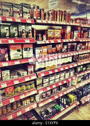Avvia il farmacista, interno, ben rifornita ripiani con una varietà di farmaci OTC Foto Stock