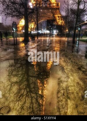 Torre Eiffel riflessa in una pozza Foto Stock