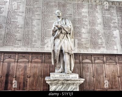 Statua di Isaac Newton in Trinity College Chapel, Università di Cambridge Foto Stock