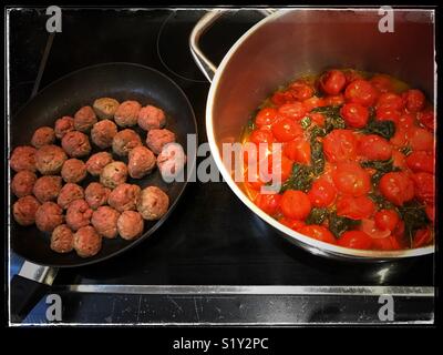 La salsa di pomodoro e polpette di carne nel processo decisionale. Foto Stock