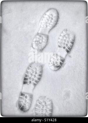 Orme nella neve. O che dovrebbe essere a piedi stampe di avvio nella neve. Camminando lentamente in avanti. Credito foto - © COLIN HOSKINS. Foto Stock