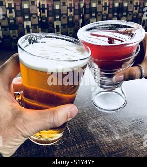 Un paio di celebrare con il freddo bevande per gli adulti. Foto Stock