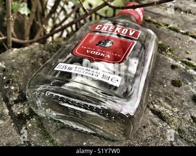 Un vuoto Chekhov vodka bottiglia a sinistra su una parete Foto Stock