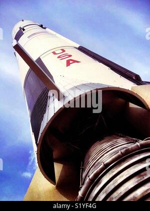 Un Saturn I rocket si erge eretta sul display nel parco a razzo a noi lo spazio e il Rocket Center di Huntsville, Alabama. Foto Stock