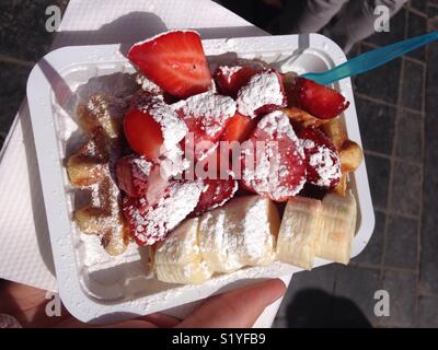 Fruttato e crema-lathered waffle in sole di primavera a Bruxelles, in Belgio Foto Stock