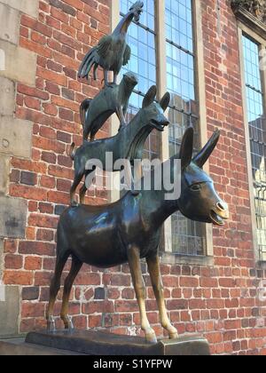 La città di Brema musicisti (Die Bremer Stadtmusikanten) - scultura in bronzo di animali dai Fratelli Grimm fiaba di artista Gerhard Marcks davanti al Municipio di Brema in Germania. 1953 Foto Stock