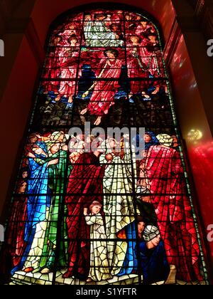 Vetrata progettata da Edward Burne-Jones, da William Morris studio, nella Cattedrale di Birmingham Foto Stock