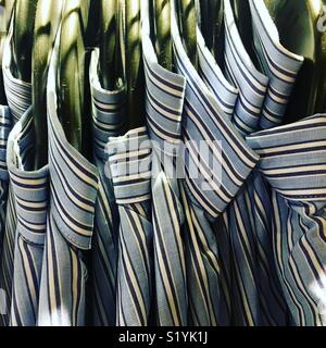 Rack di camicie di cotone su appendiabiti. Foto Stock