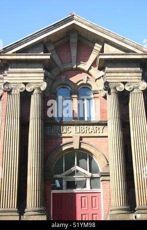 Biblioteca pubblica, classica colonne ioniche, un dono da Andrew Carnegie al popolo di West Bromwich, Regno Unito Foto Stock