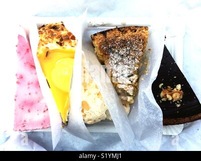 Cinque pezzi di torta sulla carta di avvolgimento Foto Stock