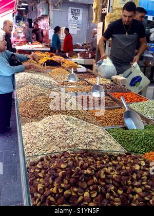 Il vivace Machane Yehuda Market in Gerusalemme. Foto Stock