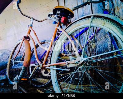 Due vecchie biciclette memorizzato nel capannone Foto Stock