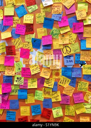 Parete con colorati sticky notes Foto Stock