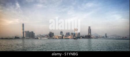 Panorama di West Kowloon, Tsim Sha Tsui, Hung Hom e del porto di Victoria, visto da Tamar Park, Admiralty, centrale, Isola di Hong Kong, al crepuscolo Foto Stock