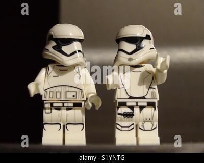 Due primi fine troopers (storm troopers) dispongono di una sessione di conversazione testuale Foto Stock
