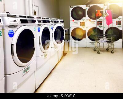 Caricamento frontale e le rondelle dell'essiccatore in lavanderie commerciali, Stati Uniti Foto Stock