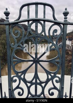 Balaustra decorativa sul mondo del primo ghisa ponte, costruito 1779 oltre il fiume Severn. Il bridgbecame una icona della rivoluzione industriale e ha dato la città circostante il nome Ironbridge Foto Stock